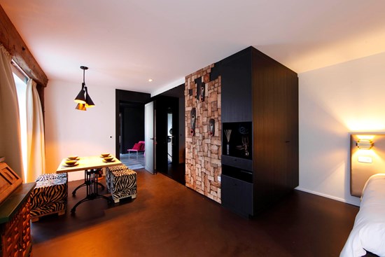 Themasuite Azië met warme houttinten en rustige oosterse accenten bij Koto B&B